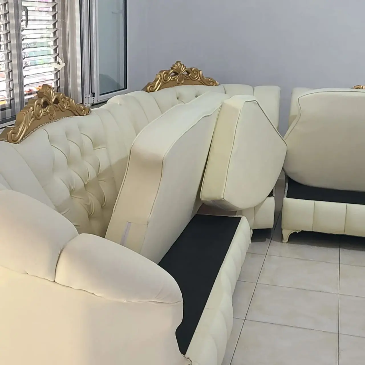 Detaj nga larja e xhamit me kruajtës profesional