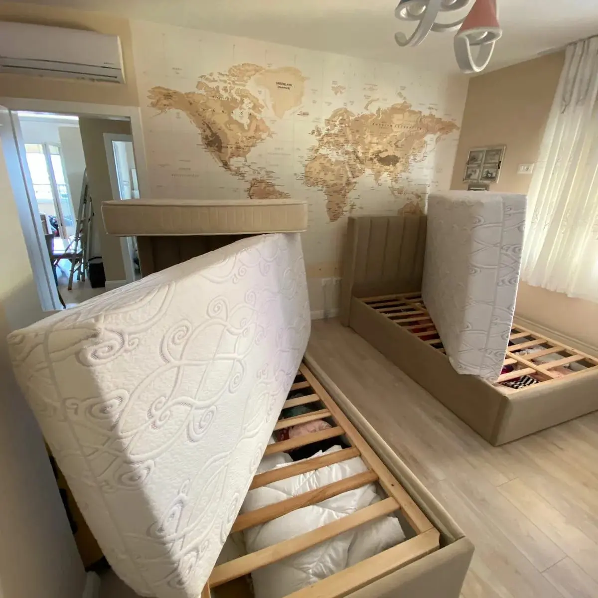 Pastrim pas mobilimit në një apartament të ri në Tiranë